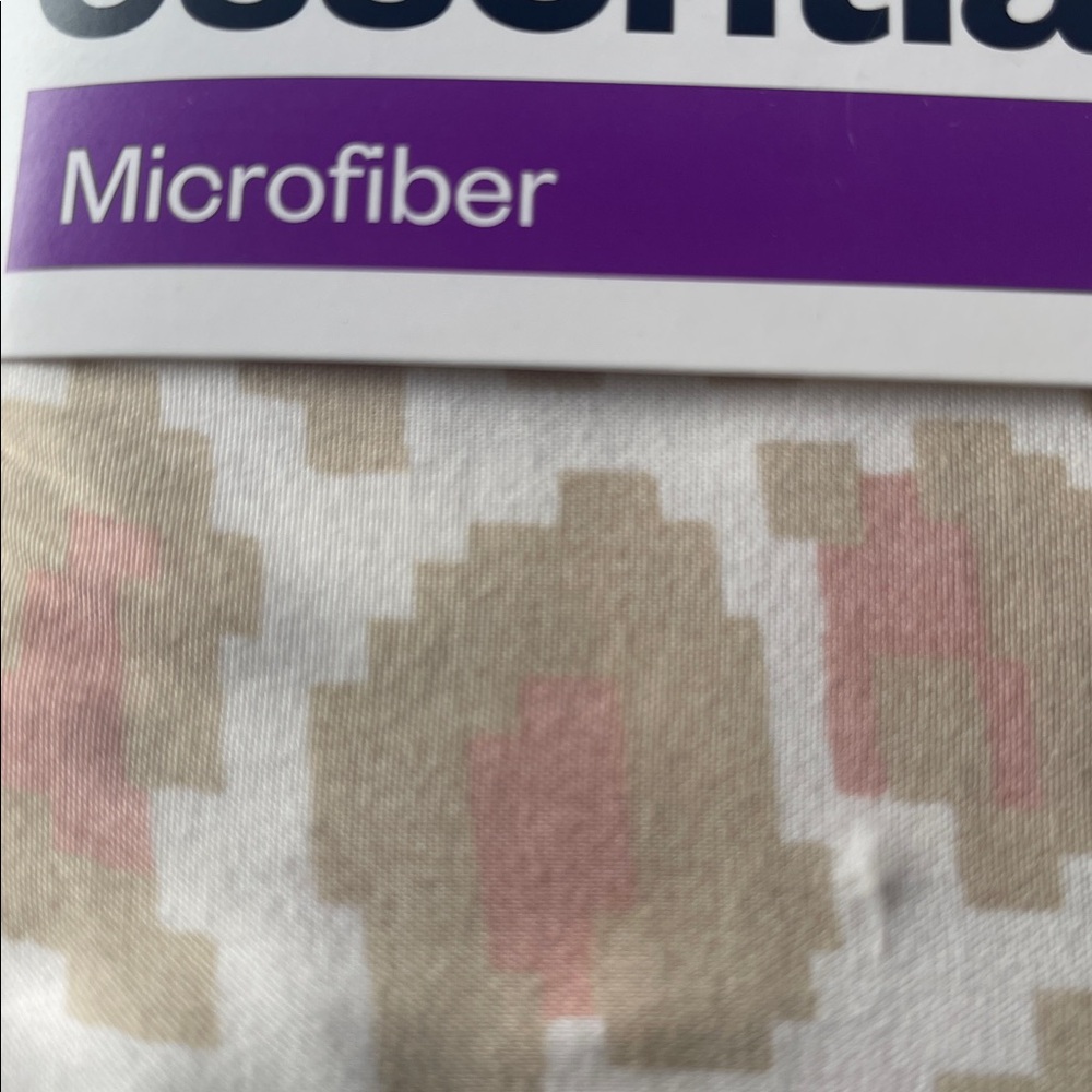 Room Essentials Microfiber Sheet Set in Cream and Blush - Picture 4 of 7